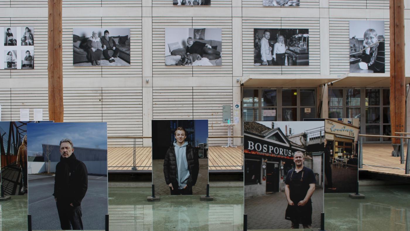 Fotografien von Bürgern auf dem Bürgersaal und im Wasserbecken