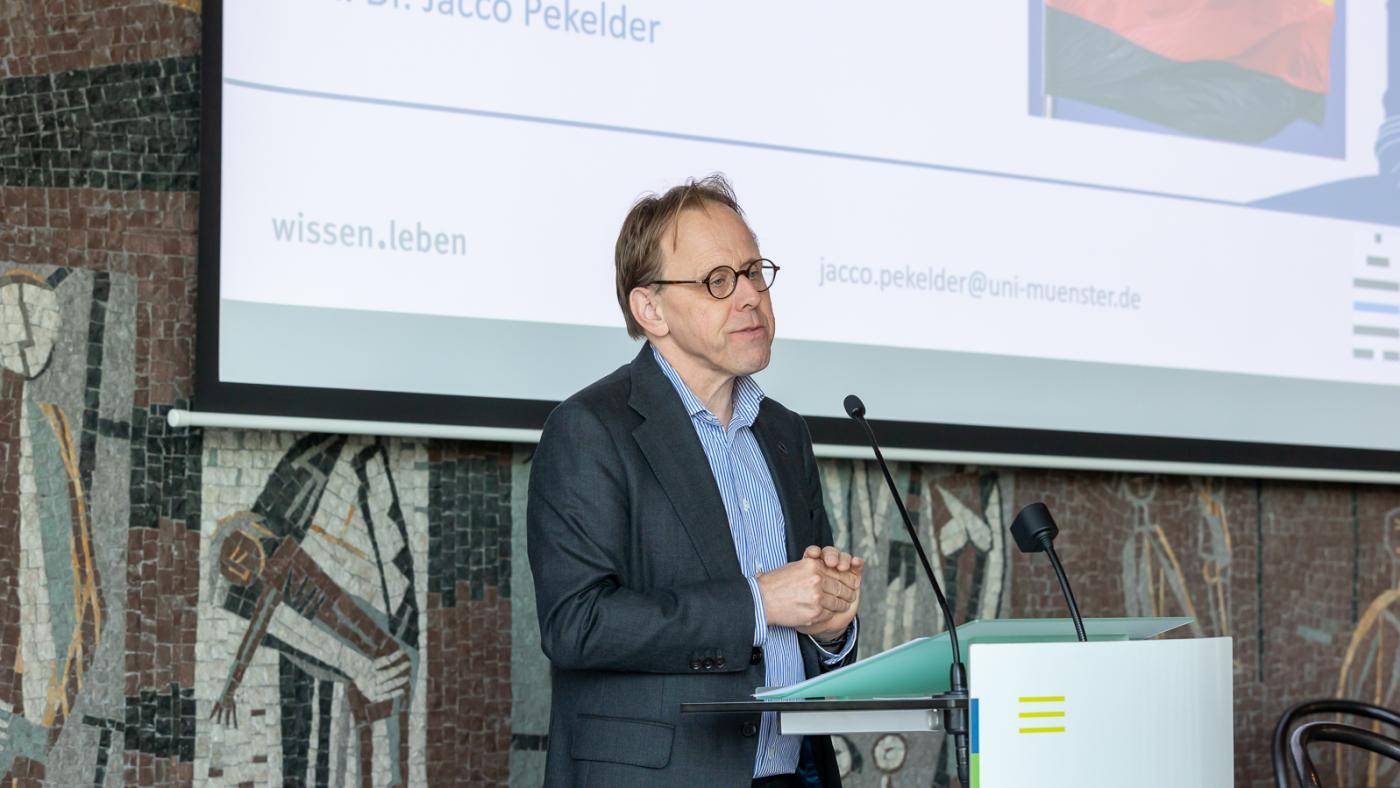 Prof. Dr. Jacco Pekelder, Direktor des Zentrums für Niederlande-Studien, spricht am Rednerpult