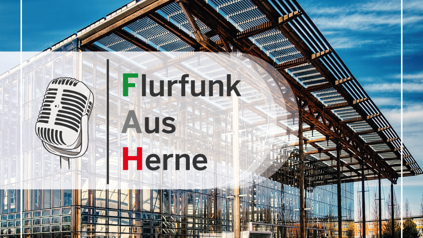 Gebäude der Akademie mit dem Logo "Flurfunk aus Herne", daneben ein Mikrofon