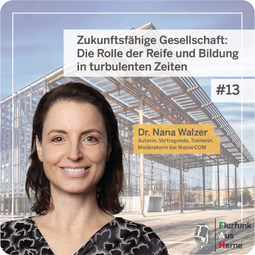 Porträt von Dr. Nana Walzer vor dem Akademiegebäude, darüber der Text "Zukunftsfähige Gesellschaft: Die Rolle der Reife und Bildung in turbulenten Zeiten"