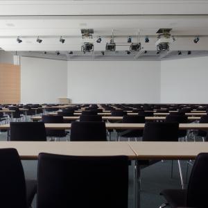 Stuhlreihen in einem Konferenzraum