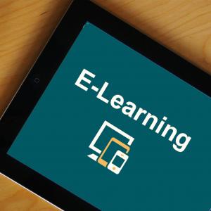 Tablet mit Schriftzug E-Learning