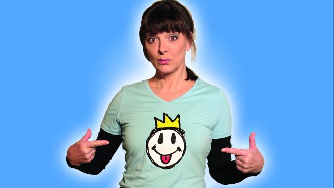 Kabarettistin mit T-Shirt, bedruckt mit einem Emoji mit Krone