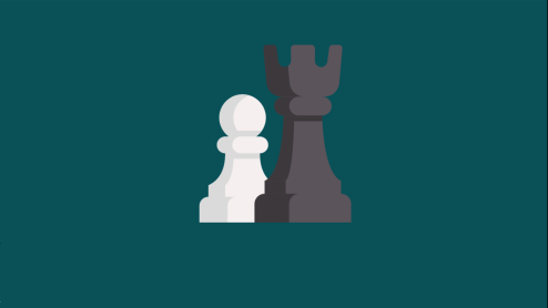 Schachfigur Bauer steht neben Schachfigur König