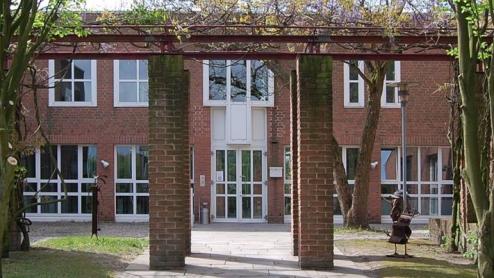 Blick auf den Eingang des Backsteingebäudes der Justizakademie Recklinghausen