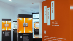 Ausstellungsvitrinen und Infotafel im Ausstellungsraum