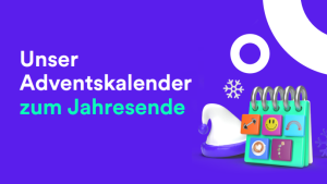 Eine blaue Weihnachtsmütze und ein Kalender vor blauem Hintergrund, daneben der Text "Unser Adventskalender zum Jahresende"